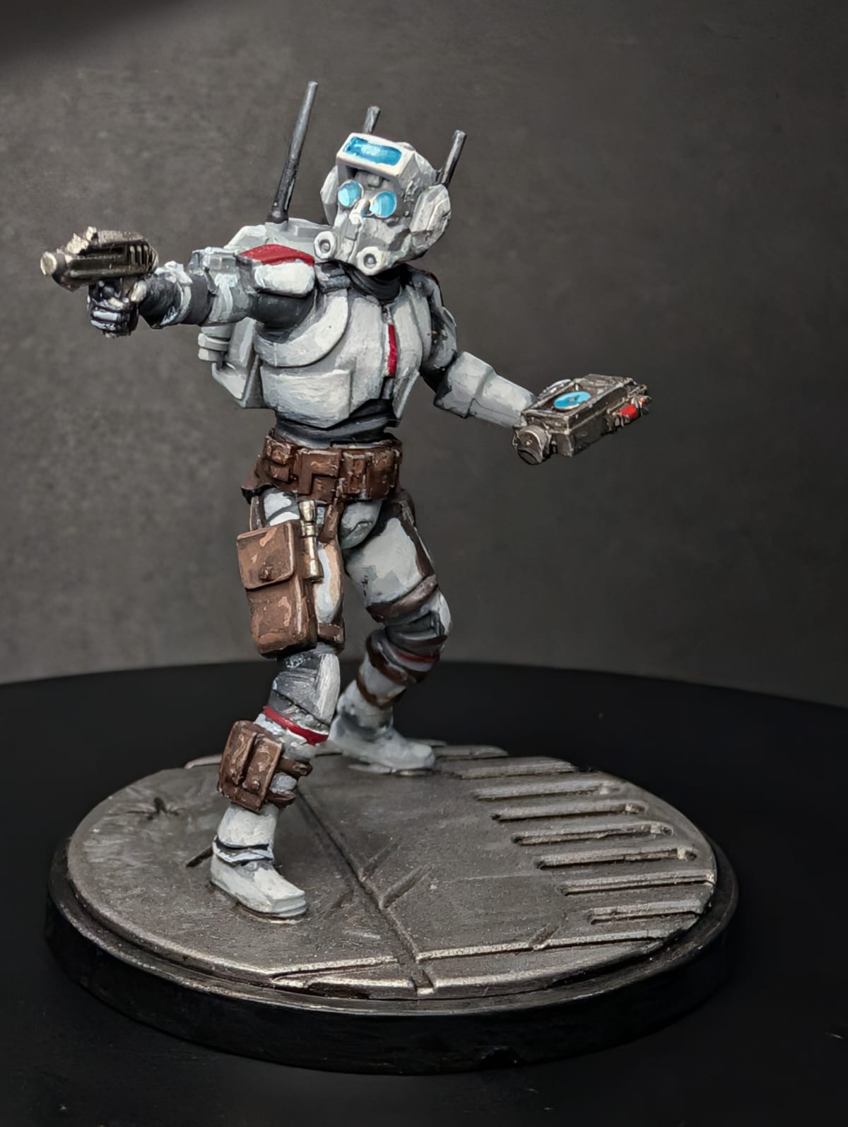 Star Wars Shatterpoint Echo miniature in white and grey clone armour aiming a pistol, on a metal deck base